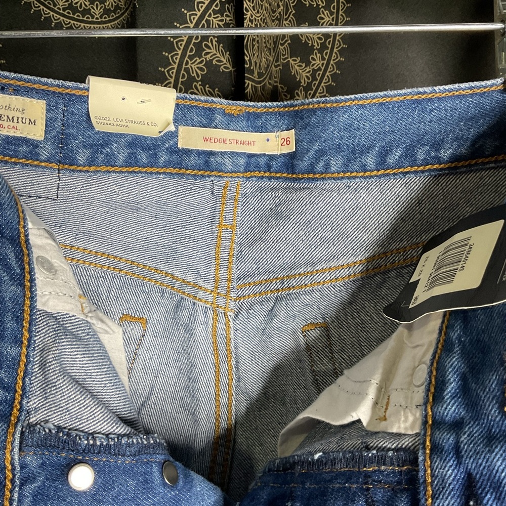 Levi’s Premium Wedgie Straight High Rise Jeans - Picture 5 of 7